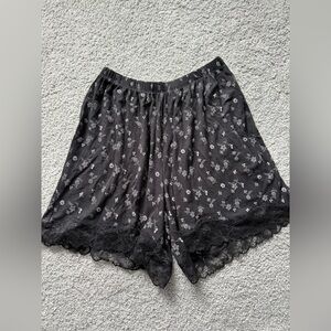 NWT Aerie Love This Moment Black and White Floral Shorts Lace Detail Size XS‎